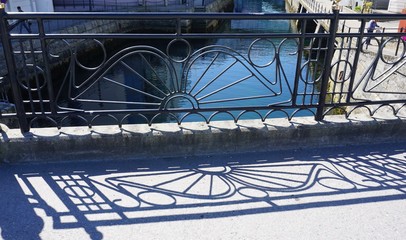 Geländer auf Brück wirft Schatten