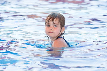 ittle girl in swimming pool