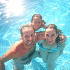 Familia en la piscina