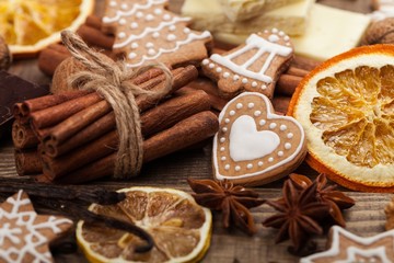 Cinnamon, nut, gingerbread.