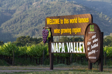 Napa Valley welcome sign - obrazy, fototapety, plakaty