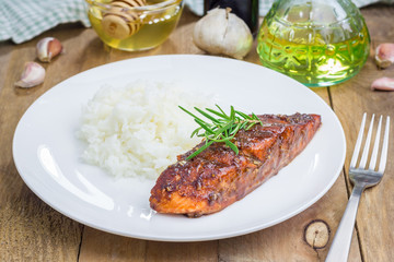 Baked salmon fillet in balsamic-honey sauce with rice