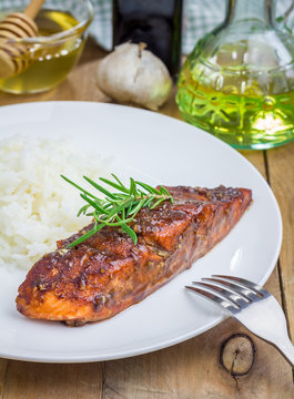 Baked salmon fillet in balsamic-honey sauce with rice