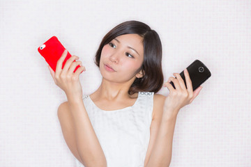 スマホを比較する女性