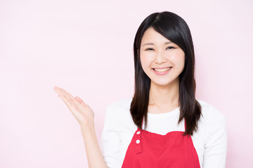 エプロンをした女性