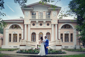 Obraz premium bride and groom in an old mansion