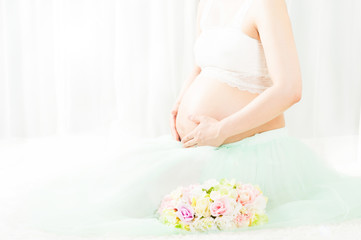 Obraz na płótnie Canvas 妊娠している美しい日本人女性 マタニティフォト