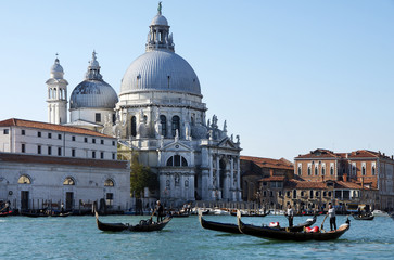 Venedig, Canal Grande mit Gondeln und Kirche Santa Maria della Salute