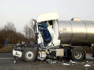 Total zerstörtes Führerhaus eines LKW nach einem Unfall - 86987036
