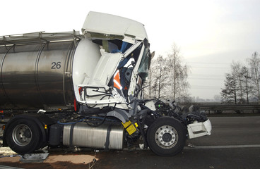 Total zerstörtes Führerhaus eines LKW nach einem Unfall