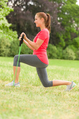 Junge Frau macht Sportübungen  im Park