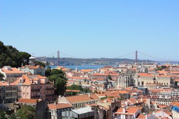 Fototapeta na wymiar Über den Dächern von Lissabon