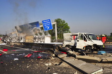 Schwerer Lastwagenunfall auf der Autobahn - 86988621