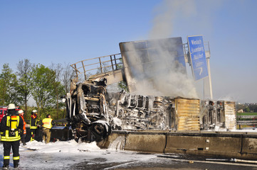 Schwerer Lastwagenunfall auf der Autobahn - 86988627