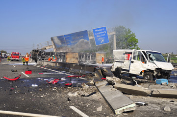 Schwerer Lastwagenunfall auf der Autobahn - 86988664