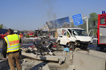Schwerer Lastwagenunfall auf der Autobahn - 86988677