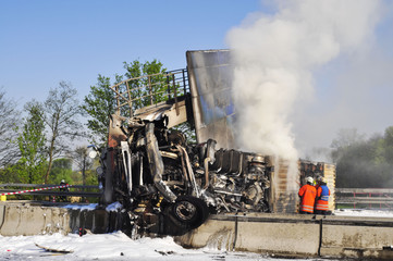 Schwerer Lastwagenunfall auf der Autobahn