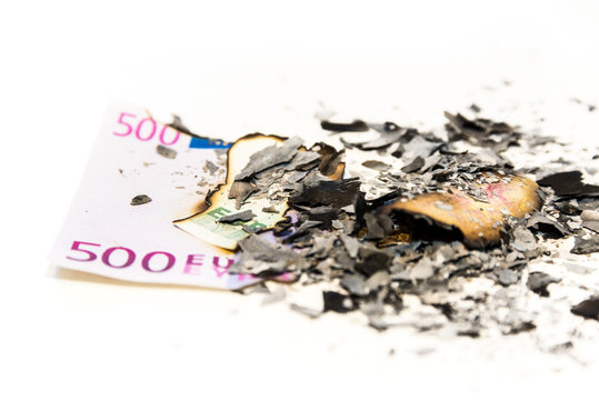 verbranntes Geld mit Asche