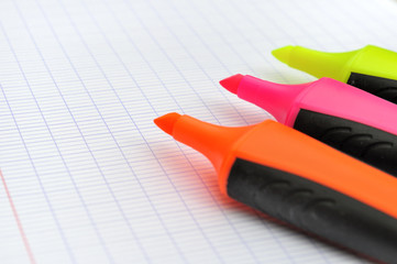 surligneurs fluo sur feuilles quadrillée