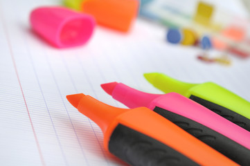 surligneurs fluo sur feuilles quadrillée