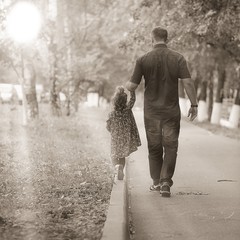 father travels with her daughter