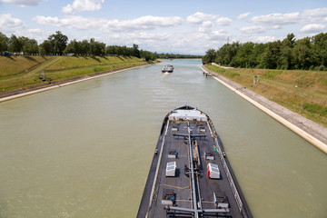 Péniche sur le Rhin