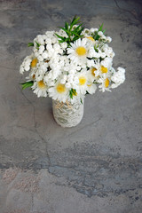 Spring bouquet of white daisies