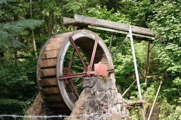 Wasserrad im Teich