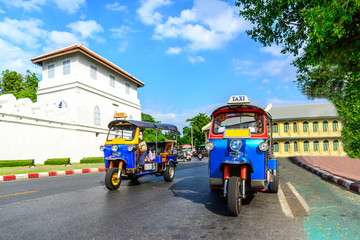Fototapeta premium Blue Tuk Tuk, tajska tradycyjna taksówka w Bangkoku w Tajlandii.