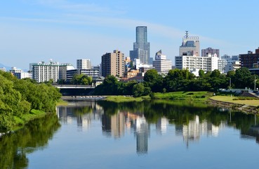 Fototapeta premium 広瀬川と仙台の街
