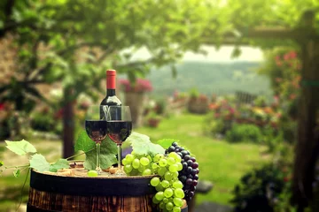 Zelfklevend Fotobehang Red wine with barrel on vineyard in green Tuscany, Italy © ZoomTeam