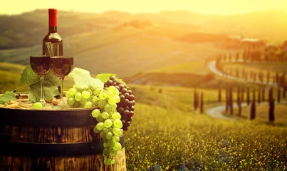 Fotobehang Keuken Rode wijn met vat op wijngaard in groen Toscane, Italië