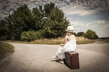 M&auml;dchen verlassen auf Landstra&szlig;e