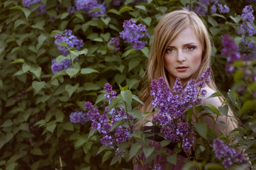 Naklejka premium Green-eyed girl in lilac, selective focus