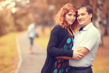 Obraz premium Autumn couple love walk