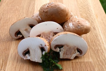 champignons auf einem holzbrett