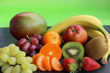 Verschiedene Obstsorten auf Schieferplatte