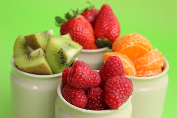 Keramiktöpfe gefüllt mit verschiedenen Früchtesorten