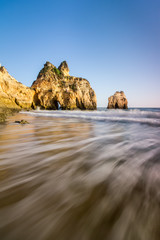 Playa de los tres hermanos en Portimao, Algarve, Portugal.