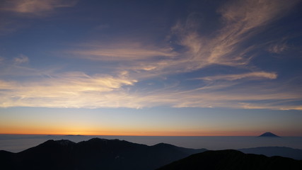 夜明け前の空と富士山