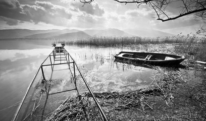 Old Boat Under Water © adempercem