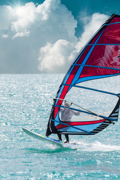 windsurf in mare cristallino