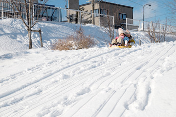 そり滑りをする子供達