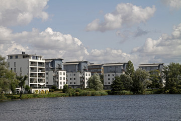 Fototapeta na wymiar Moderne Häuser an einem See in Schwerin