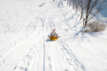 そり滑りをする子供達