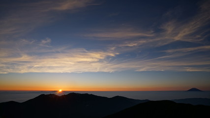 北岳肩の小屋からの日の出と富士山