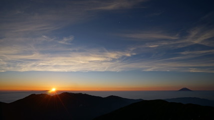 北岳肩の小屋からの日の出と富士山