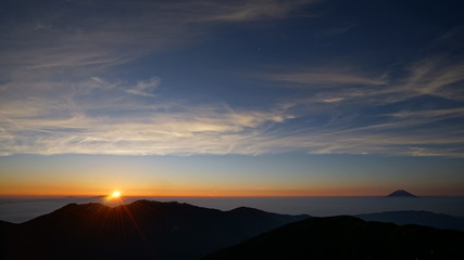 北岳肩の小屋からの日の出と富士山