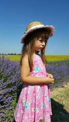 Bambina nei campi di lavanda