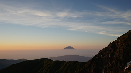 北岳肩の小屋から雲海に浮かぶ富士山